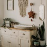 cambiador de bebe sobre mueble