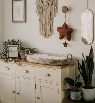 cambiador de bebe sobre mueble